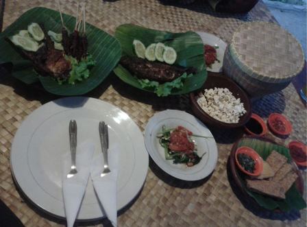 Dinner di Lombok. Pasti ada kangkungnya